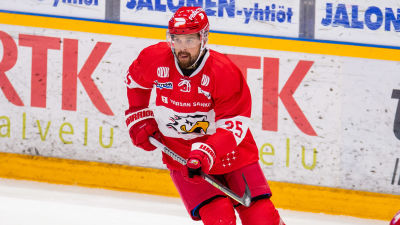 Axel Holmström spelar hockey.