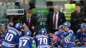 Före flytten till USA jobbade Jussi Parkkila (till höger) i Ryssland. Här i SKA:s bås tillsammans med Jukka Jalonen (till vänster). Före flytten till USA jobbade Jussi Parkkila (till höger) i Ryssland. Här i SKA:s bås tillsammans med Jukka Jalonen (till vänster).