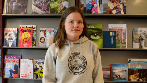 Sonja Kukkonen. Sonja Kukkonen står framför en tidningsvägg i Borgå gymnasium