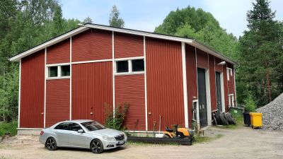 En röd stor byggnad.