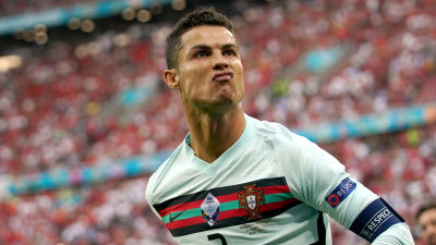 Cristiano Ronaldo firar ett mål.
