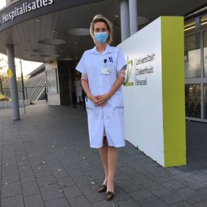 Elisabeth De Waele är chef för intensiven vid sjukhuset UZB. Professor Elisabeth De Waele utanför universitetssjukhuset i Bryssel.
