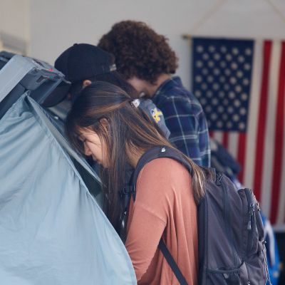 Människor förhandsröstar i en vallokal i Orange County i Kalifornien.