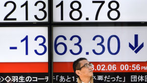 Även i Japan föll aktiekurserna på tisdagen. Japansk man utanför börsen i Tokyo.