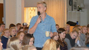 Janne Grönroos diskuterade sociala medier i Ekenäs gymnasium. Janne Grönroos i Ekenäs gymnasium.