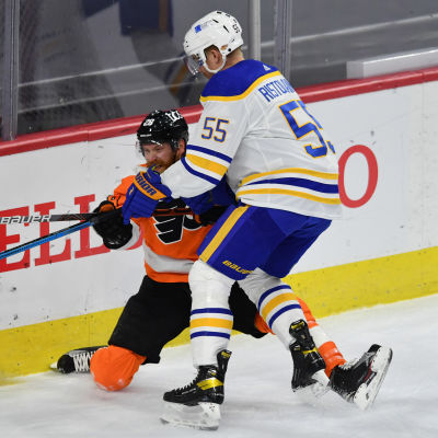 Rasmus Ristolainen tacklar.