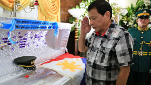 President Rodrigo Duterte hedrar officeren Harold Mark Juan som dödades av en krypskytt i Marawi President Rodrigo Duterte hedrar officeren Harold Mark Juan som dödades av en krypskytt i Marawi