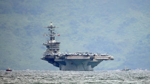 Det amerikanska hangarfartyget Theodore Roosevelt utanför staden Da Nang i Vietnam Det amerikanska hangarfartyget USS Theodore Roosevelt i Da Nangs hamn i Vietnam.