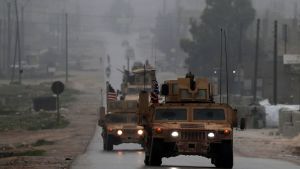 En amerikansk militärkolonn i Manbij En amerikansk militärkolonn i den syriska staden Manbij