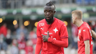 HIFK:s Kei Kamara spelar fotboll.