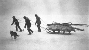 Ryhmä talvikalastajia Suursaaren edustalla vuonna 1924.