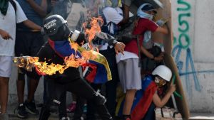 Demonstranter drabbar samman med säkerhetsstyrkor i Caracas 9.7.2017