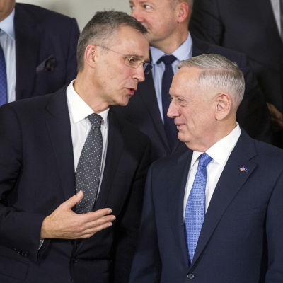 Natos generalsekreterare Jens Stoltenberg och USA:s försvarsminister James Mattis