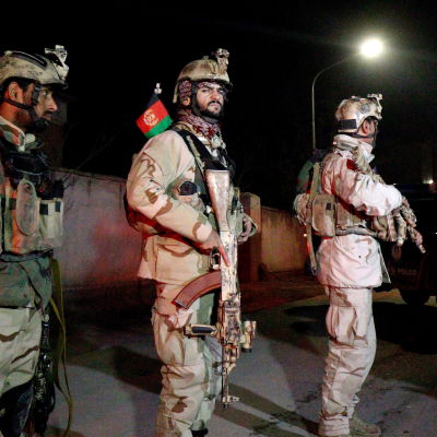 Afghanska säkerhetsstyrkor vid platsen där attacken inträffade.