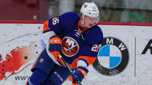 Salo draftades i andra rundan 2017. Robin Salo i New York Islanders-tröja.