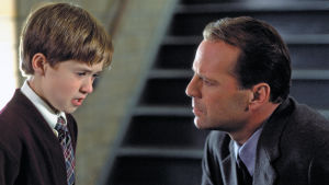 Poika ja mies (Bruce Willis) juttelevat keskenään