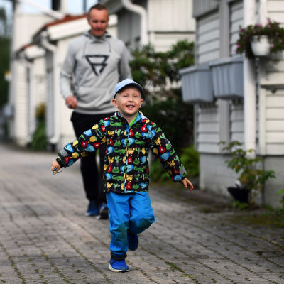 Petter Kukkonen och sonen Oskar på väg hem från daghemmet.
