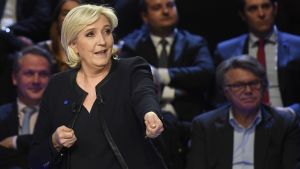 Marine Le Pen fick kritik från många håll i tv-debatten. Ytterhögerns kandidat Marine Le Pen i tv-debatt den 4 april 2017 inför det franska presidentvalet.