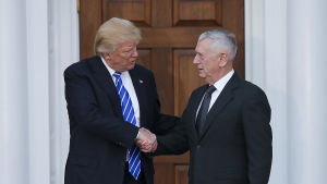 James Mattis var Trumps första försvarsminister, men fick sparken. Han är en av dem som undertecknat det öppna brevet. James Mattis och Donald Trump skakar hand.