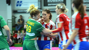 Alexandra Rönnberg hör till de mera rutinerade spelarna i laget. (Arkivbild). En spelare har hårt grepp om en annan.