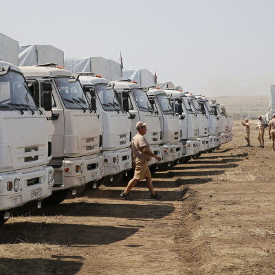 Rysk biståndskonvoj vid gränsen mot Ukraina.