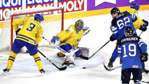 Det mesta stämde för Oskar Osala då han fick spela i VM för andra gången i karriären. Henrik Lundqvist räddar skott av Oskar Osala, VM 2017.