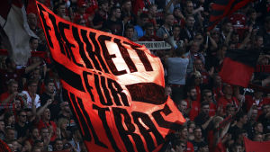 Mer frihet för den fankultur ultras förespråkar är ett återkommande krav på de tyska fotbollsarenorna. Tyska fotbollsupportrar med stora tifon.