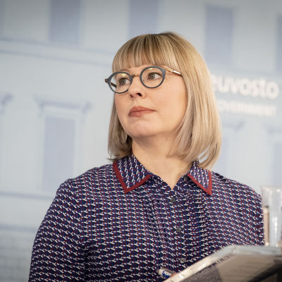 Sosiaali- ja terveysministeri Aino-Kaisa Pekonen valtioneuvoston tiedotustilaisuudessa 19. maaliskuuta.
