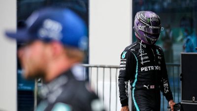 Lewis Hamilton traskar bakom Valtteri Bottas.
