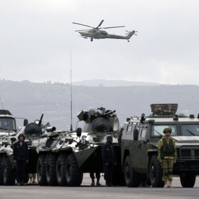 Venäläinen helikopteri partioi Venäjän lentotukikohdan yläpuolella Latakiassa Syyriassa toukokuussa.