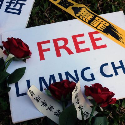 Rosor på ett plakat med en vädjan för frigivning av taiwanesisk dissident.