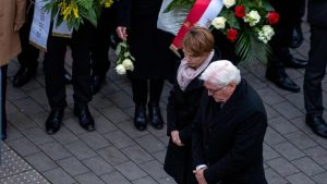 Tyska politiker på plats i Hanau. Tyska politiker besöker Hanau för att lägga ner blommor och kondolera.