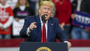 Trump med den dagliga väderleksrapporten? Yhdysvaltain presidentti Donald Trump kampanjatilaisuudessa.