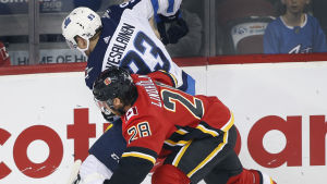 Winnipegs Kristian Vesalainen i en träningsmatchduell mot Calgarys Elias Lindholm. Winnipegs Kristian Vesalainen i en duell mot Calgarys Elias Lindholm.