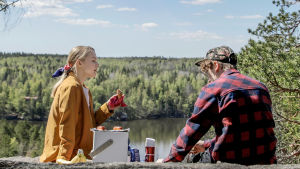 Axel Åhman intervjuar Pia-Maria Nickström Axel Åhman och Pia-Maria Nickström talar på ett berg