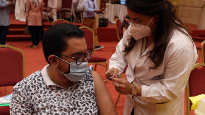 En anställd inom turismindustrin vaccineras mot Covid-19 i Tunisien.