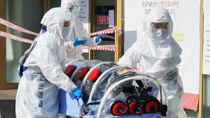 En infekterad patient tas in på ett sjukhus i Daegu där de flesta av över 150 smittofall har påträffats.