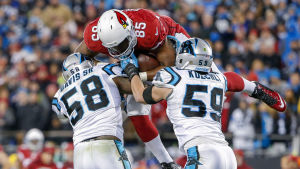 Darren Fells i farten för Arizona Cardinals. Darren Fells försöker hoppa över två försvarare.