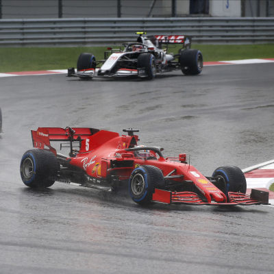 Sebastian Vettel kör framför Charles Leclerc. 