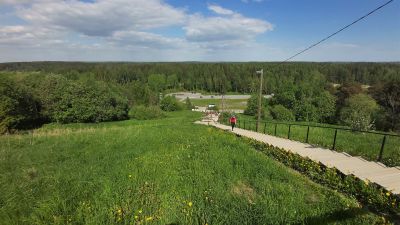Utsikt över motionsområde i solsken.