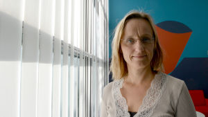 Micaela Romantschuk-Pietilä är verksamhetsledare vid Hem och Skola. Micaela Romantschuk-Pietilä i Vegas korridorer