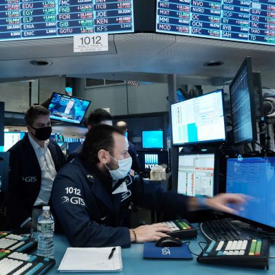 Börsproffs arbetar vid New York-börsen omgivna av många datorskärmar den 18 januari 2022. 