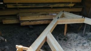 Fredrik Sjöblads hus är uppbyggt med hjälp av en stockstomme, som är ett traditionellt sätt att bygga på. En stockstomme.
