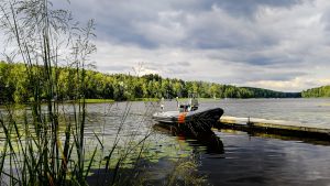 Sjöbevakarna utförde sjötrafikövervakningen med sin ribbåt. En båt ligger förtöjd vid en brygga.