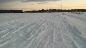 Flera kilometer av skoterspåret går över Andtbackas mark. Olovlig skoterled i Kronoby.