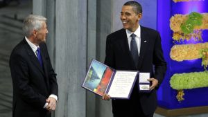President Obama hade varit president i knappt ett år då han fick Nobels fredspris 2009. Kritik riktades mot valet eftersom Obama inte hade hunnit uträttat särskilt mycket och man inte kunde bedöma vad som skulle ske i framtiden. Barack Obama fick Nobels fredspris 10.12.2009