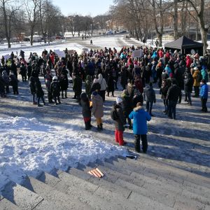 Många ÅA- och Åbo universitets-anställda trotsade kylan och deltog i sympatiyttringen framför Åbo domkyrka. Sympatiyttringen ägde rum framför Åbo domkyrka.
