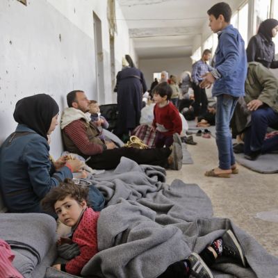 Civila syrier som evakuerats från rebellkontrollerade områden i östra Ghouta har hittat skydd i en skola i det regeringskontrollerade distriktet Adra utanför Damaskus. 