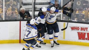 Jaden Schwartz, Brayden Schenn och Vladimir Tarasenko firar 3–0-målet. Blues-spelare firar mål.