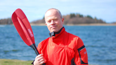 Henrik Ahlskog med paddel vid strand